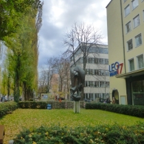 Großplastik "Der Schwere enthoben" in der Leopoldstraße in München