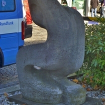 Skulptur "Die Last" am Tucherpark in München