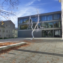 Skulptur "Discrepancy" in der Mandlstraße in München-Schwabing