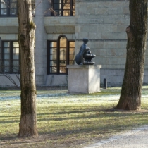 Die "Große Liegende" von Henry Moore in München vor der Neuen Pinakothek