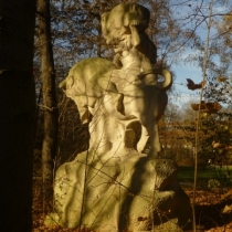 Steinplastik "Kraft" von Fritz Behn im Bavariapark in München
