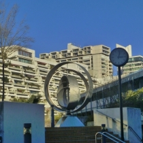 Olympische Ring in der Connollystraße im Olympischen Dorf in München