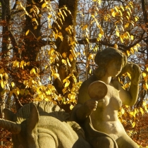 Steinskulptur "Schönheit" (Allegorie) am Bavariapark in München