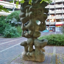 Skulptur "Sonnengott" von László Szabó in der Ungererstraße in München-Schwabing