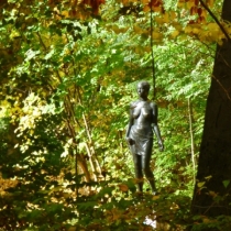 "Weibliche Figur" von Hans Stangl in den Frühlingsanlagen in München
