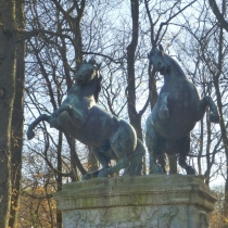 Plastik "Wilde Pferde" im Bavariapark in München