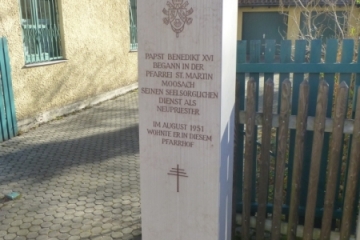 Gedenkstele für Joseph Ratzinger (Benedikt XVI.) in der Pelkovenstraße in München-Moosach