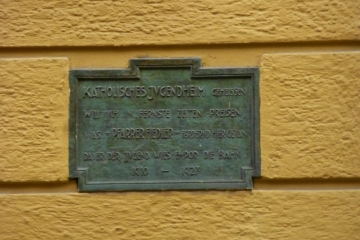 Gedenktafel für den Pfarrer Fiedler in der Marschallstraße in München-Schwabing
