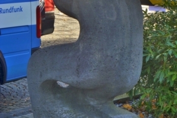 Skulptur "Die Last" am Tucherpark in München