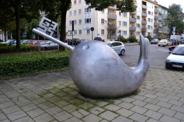 Skulptur "Fisch und Schlüssel" auf dem Ferdinand-Miller-Platz in der Maxvorstadt in München
