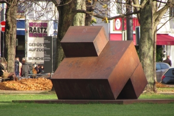 Skulptur "Zueinander" in der Maxvorstadt in München
